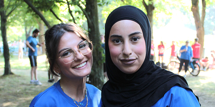 Zwei junge Frauen, eine davon mit Kopftuch