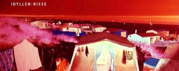 Foto auf einen Zeltplatz in künstlichem roten Licht.