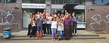 Absolventinnen und Absolventen der Heilpädagogik-Ausbildung mit Dozentinnen und Dozenten vor dem Gebäude der Fachschulen