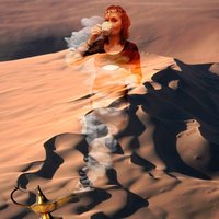 Frau aus einer Wunderlampe, ein Flaschengeist in der Wüste